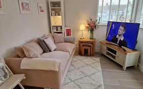 Luxury Modern Apt With Parking On Leigh Broadway