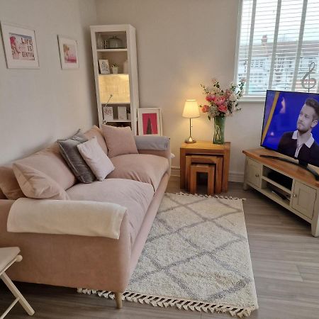 Luxury Modern Apt With Parking On Leigh Broadway Apartment Exterior photo