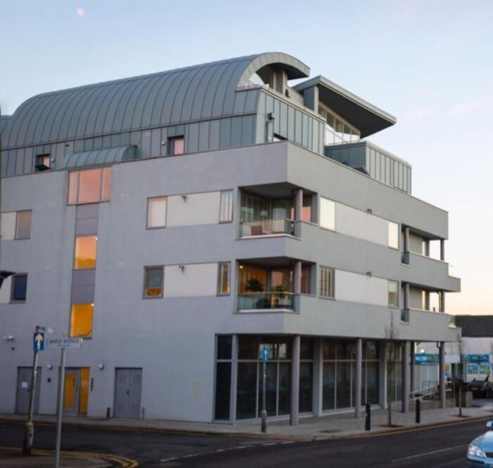 Luxury Modern Apt With Parking On Leigh Broadway Apartment Exterior photo