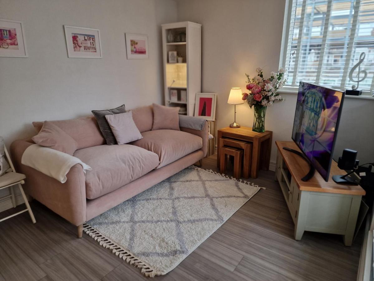 Luxury Modern Apt With Parking On Leigh Broadway Apartment Exterior photo