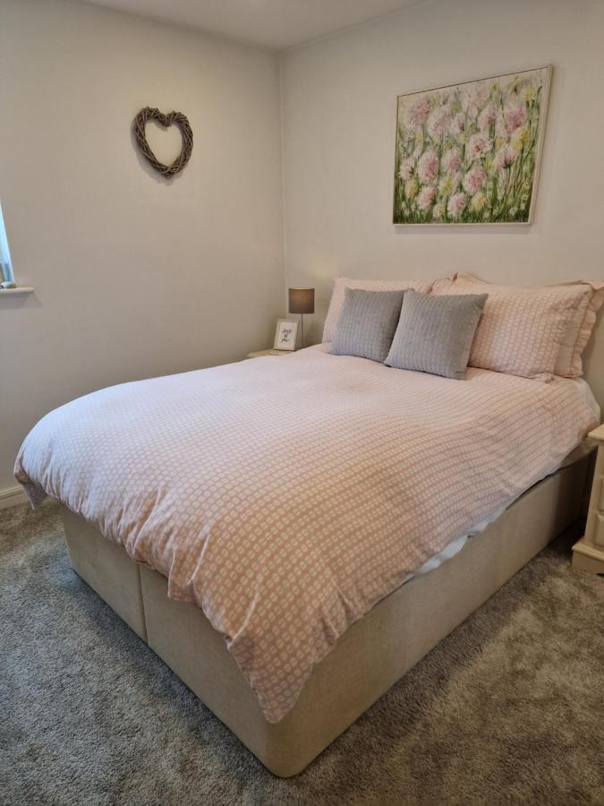 Luxury Modern Apt With Parking On Leigh Broadway Apartment Exterior photo