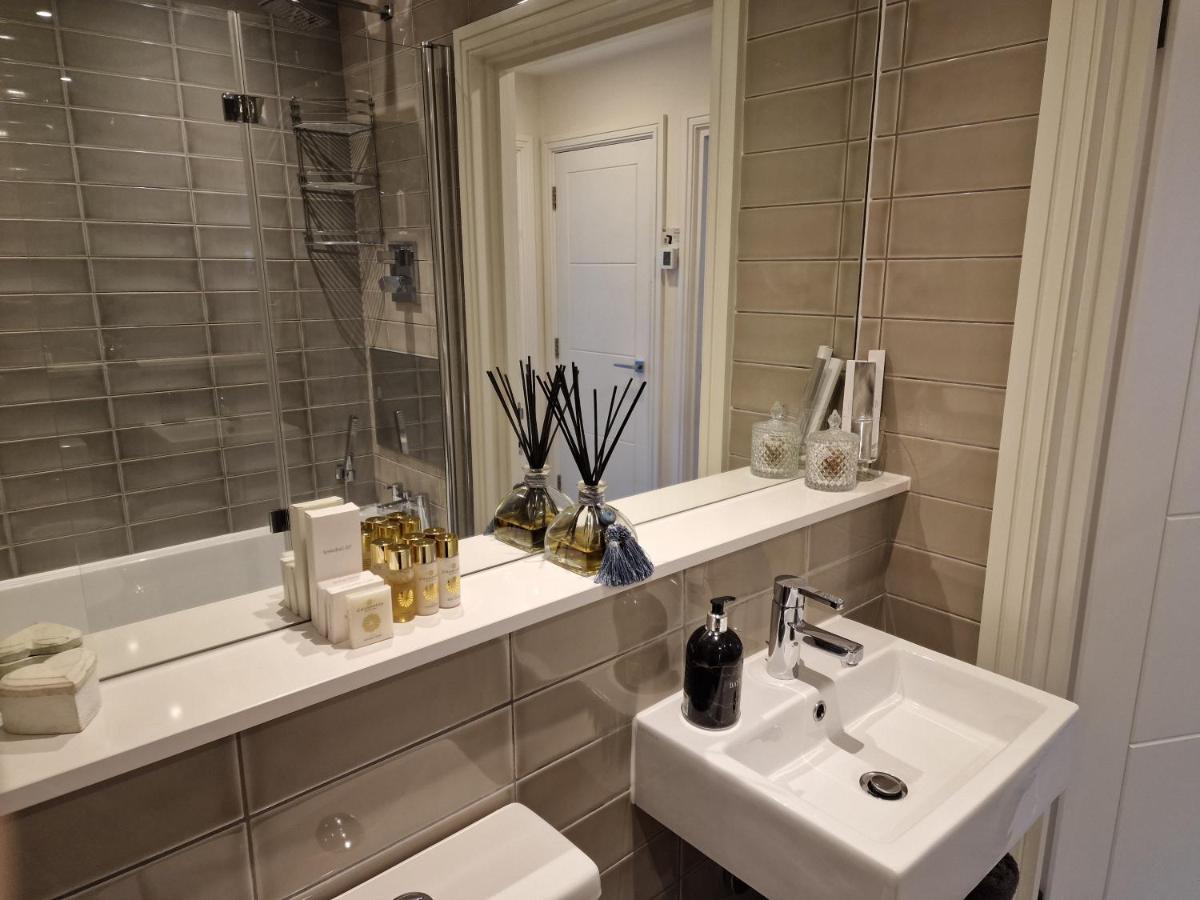 Luxury Modern Apt With Parking On Leigh Broadway Apartment Exterior photo